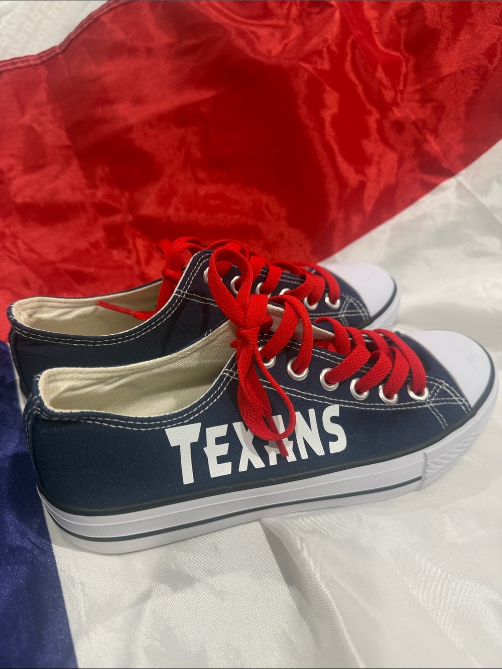 Texans women’s Low-Top Canvas Sneakers in Black and Red